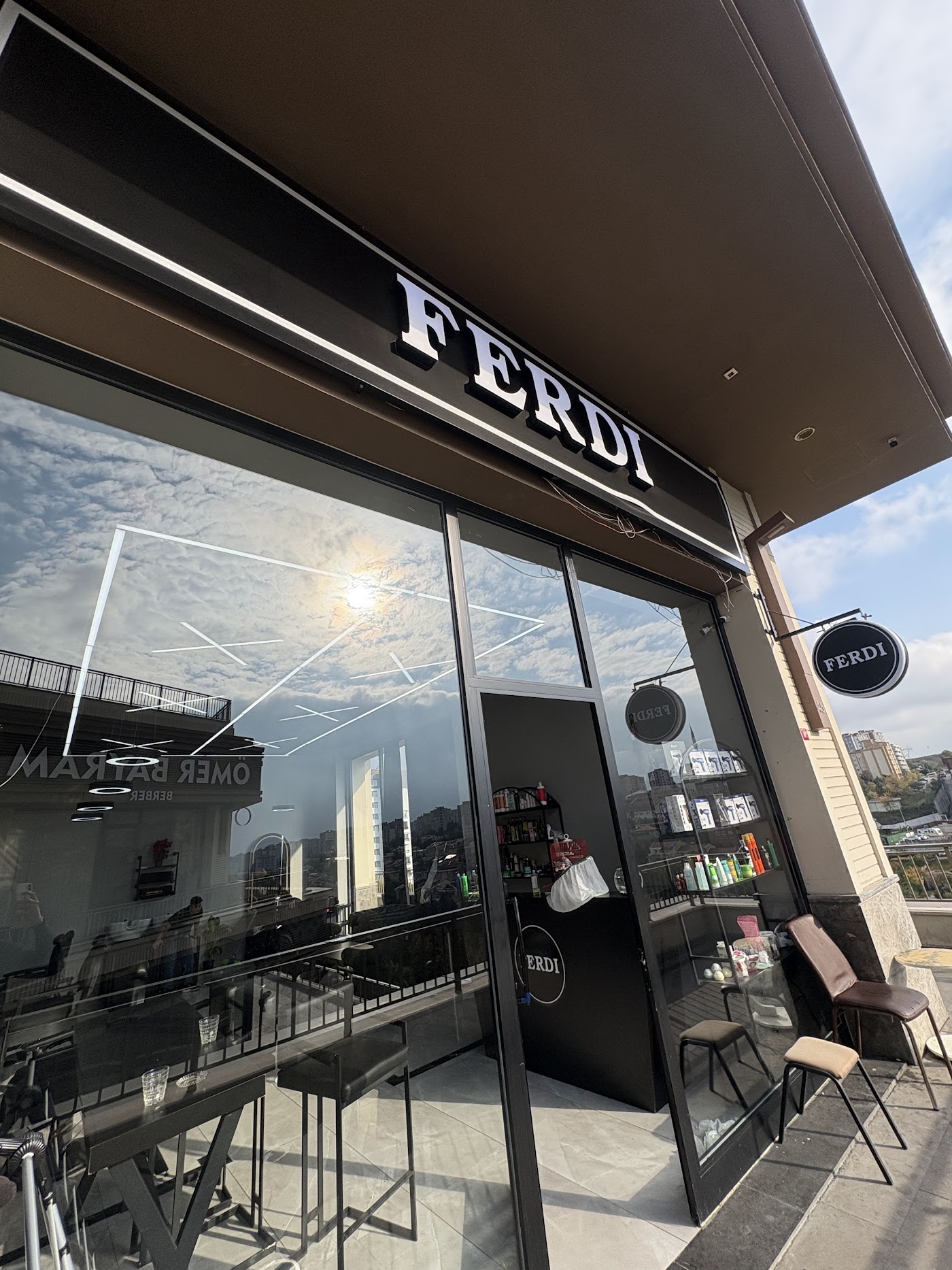 Salon Ferdi cephesi — FERDİ tabelası